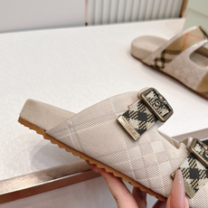 巴宝莉Burberry 经典拖鞋 选用柔软反绒面革面料打造,于意大利工坊精制而成。融入格纹图案压花,搭配 巴宝莉Burberry 经典拖鞋 选用柔软反绒面革面料打造,于意大利工坊精制而成。融入格纹图案压花,搭配