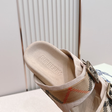 巴宝莉Burberry 经典拖鞋 选用柔软反绒面革面料打造,于意大利工坊精制而成。融入格纹图案压花,搭配 巴宝莉Burberry 经典拖鞋 选用柔软反绒面革面料打造,于意大利工坊精制而成。融入格纹图案压花,搭配