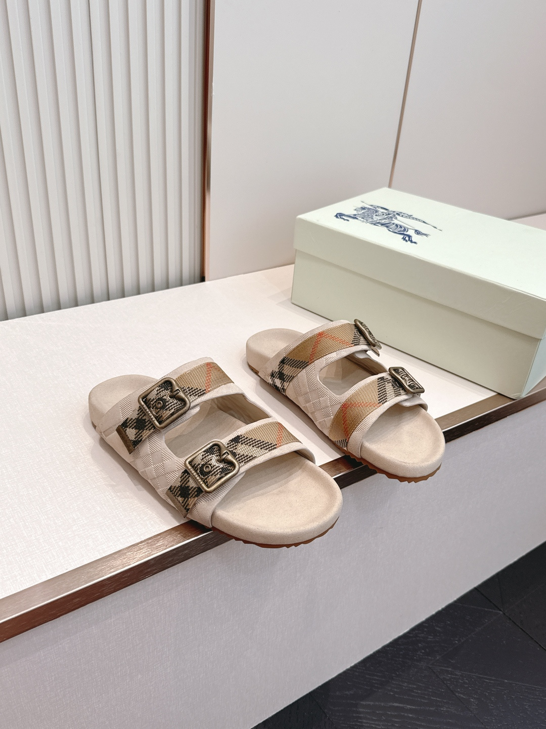 巴宝莉Burberry 经典拖鞋 选用柔软反绒面革面料打造，于意大利工坊精制而成。融入格纹图案压花，搭配