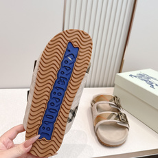 巴宝莉Burberry 经典拖鞋 选用柔软反绒面革面料打造,于意大利工坊精制而成。融入格纹图案压花,搭配 巴宝莉Burberry 经典拖鞋 选用柔软反绒面革面料打造,于意大利工坊精制而成。融入格纹图案压花,搭配