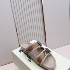巴宝莉Burberry 经典拖鞋 选用柔软反绒面革面料打造,于意大利工坊精制而成。融入格纹图案压花,搭配 巴宝莉Burberry 经典拖鞋 选用柔软反绒面革面料打造,于意大利工坊精制而成。融入格纹图案压花,搭配