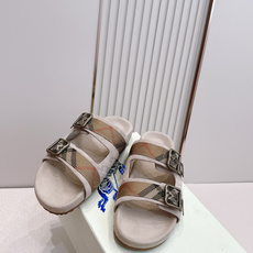巴宝莉Burberry 经典拖鞋 选用柔软反绒面革面料打造,于意大利工坊精制而成。融入格纹图案压花,搭配 巴宝莉Burberry 经典拖鞋 选用柔软反绒面革面料打造,于意大利工坊精制而成。融入格纹图案压花,搭配
