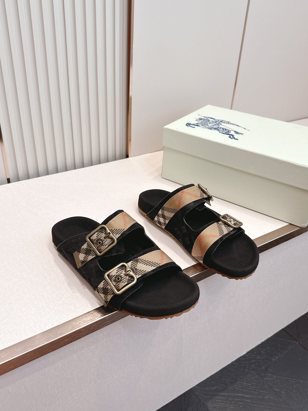 巴宝莉Burberry 经典拖鞋 选用柔软反绒面革面料打造，于意大利工坊精制而成。融入格纹图案压花，搭配