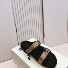 巴宝莉Burberry 经典拖鞋 选用柔软反绒面革面料打造,于意大利工坊精制而成。融入格纹图案压花,搭配 巴宝莉Burberry 经典拖鞋 选用柔软反绒面革面料打造,于意大利工坊精制而成。融入格纹图案压花,搭配