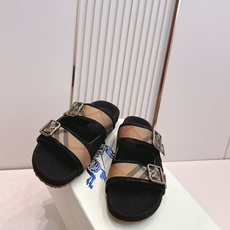 巴宝莉Burberry 经典拖鞋 选用柔软反绒面革面料打造,于意大利工坊精制而成。融入格纹图案压花,搭配 巴宝莉Burberry 经典拖鞋 选用柔软反绒面革面料打造,于意大利工坊精制而成。融入格纹图案压花,搭配