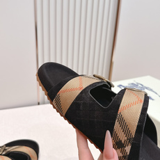 巴宝莉Burberry 经典拖鞋 选用柔软反绒面革面料打造,于意大利工坊精制而成。融入格纹图案压花,搭配 巴宝莉Burberry 经典拖鞋 选用柔软反绒面革面料打造,于意大利工坊精制而成。融入格纹图案压花,搭配