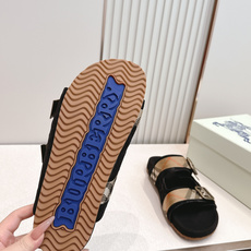 巴宝莉Burberry 经典拖鞋 选用柔软反绒面革面料打造,于意大利工坊精制而成。融入格纹图案压花,搭配 巴宝莉Burberry 经典拖鞋 选用柔软反绒面革面料打造,于意大利工坊精制而成。融入格纹图案压花,搭配