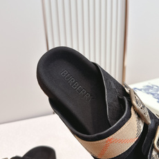 巴宝莉Burberry 经典拖鞋 选用柔软反绒面革面料打造,于意大利工坊精制而成。融入格纹图案压花,搭配 巴宝莉Burberry 经典拖鞋 选用柔软反绒面革面料打造,于意大利工坊精制而成。融入格纹图案压花,搭配