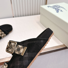 巴宝莉Burberry 经典拖鞋 选用柔软反绒面革面料打造,于意大利工坊精制而成。融入格纹图案压花,搭配 巴宝莉Burberry 经典拖鞋 选用柔软反绒面革面料打造,于意大利工坊精制而成。融入格纹图案压花,搭配