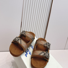 巴宝莉Burberry 经典拖鞋 选用柔软反绒面革面料打造,于意大利工坊精制而成。融入格纹图案压花,搭配 巴宝莉Burberry 经典拖鞋 选用柔软反绒面革面料打造,于意大利工坊精制而成。融入格纹图案压花,搭配