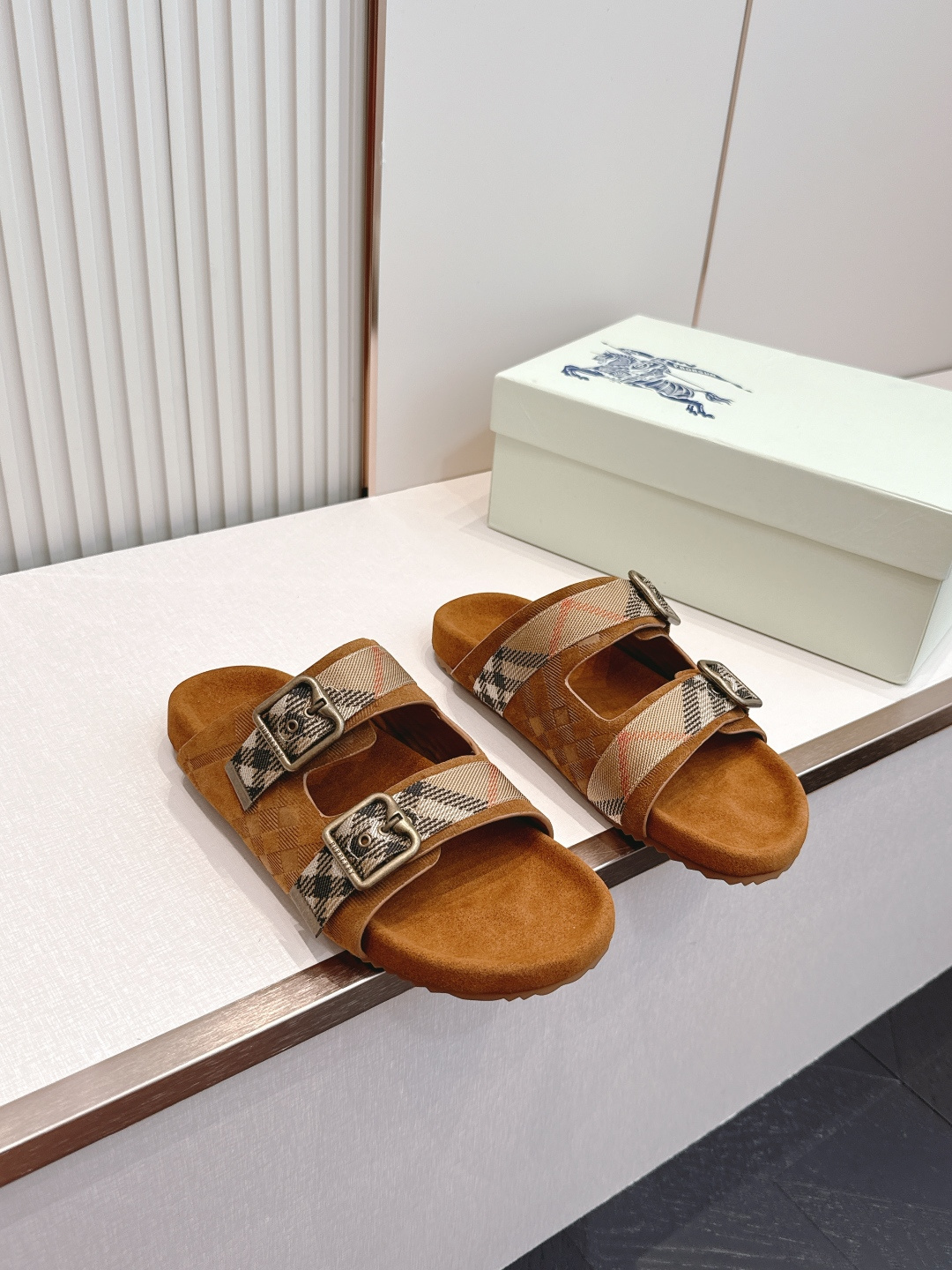巴宝莉Burberry 经典拖鞋 选用柔软反绒面革面料打造，于意大利工坊精制而成。融入格纹图案压花，搭配