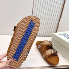 巴宝莉Burberry 经典拖鞋 选用柔软反绒面革面料打造,于意大利工坊精制而成。融入格纹图案压花,搭配 巴宝莉Burberry 经典拖鞋 选用柔软反绒面革面料打造,于意大利工坊精制而成。融入格纹图案压花,搭配