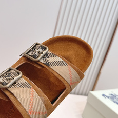 巴宝莉Burberry 经典拖鞋 选用柔软反绒面革面料打造,于意大利工坊精制而成。融入格纹图案压花,搭配 巴宝莉Burberry 经典拖鞋 选用柔软反绒面革面料打造,于意大利工坊精制而成。融入格纹图案压花,搭配
