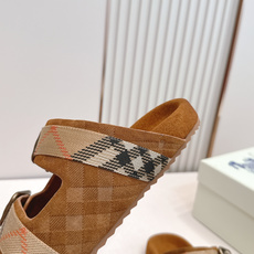 巴宝莉Burberry 经典拖鞋 选用柔软反绒面革面料打造,于意大利工坊精制而成。融入格纹图案压花,搭配 巴宝莉Burberry 经典拖鞋 选用柔软反绒面革面料打造,于意大利工坊精制而成。融入格纹图案压花,搭配