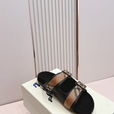 巴宝莉Burberry 经典拖鞋 选用柔软反绒面革面料打造,于意大利工坊精制而成。融入格纹图案压花,搭配 巴宝莉Burberry 经典拖鞋 选用柔软反绒面革面料打造,于意大利工坊精制而成。融入格纹图案压花,搭配