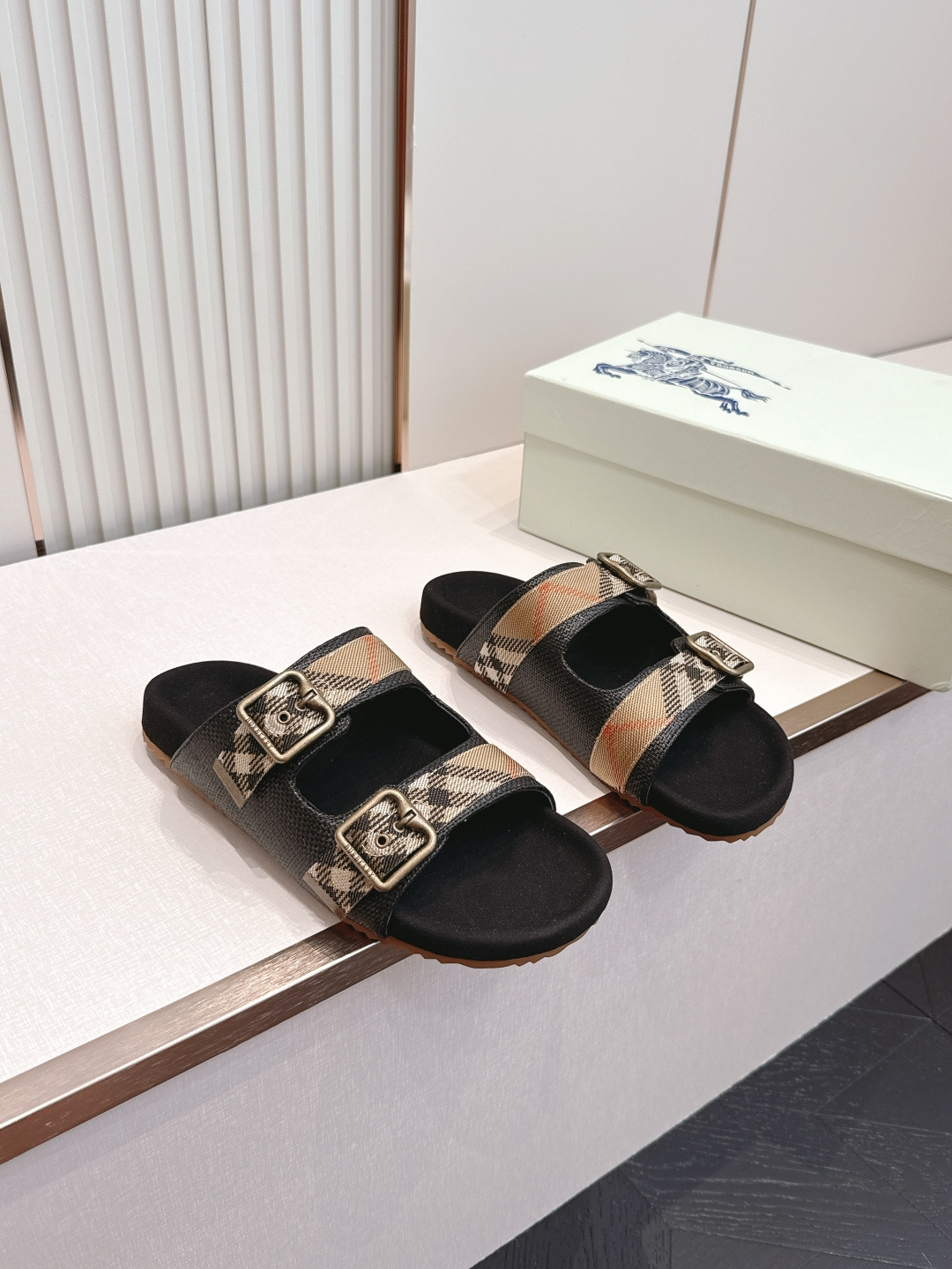 巴宝莉Burberry 经典拖鞋 选用柔软反绒面革面料打造，于意大利工坊精制而成。融入格纹图案压花，搭配