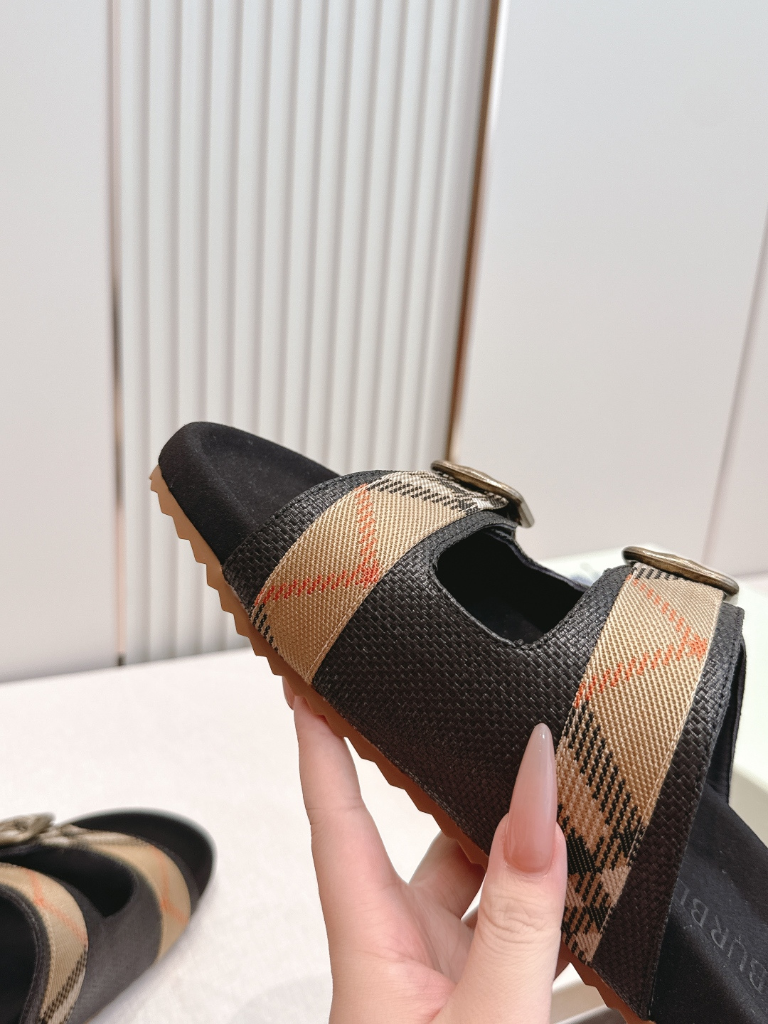 巴宝莉Burberry 经典拖鞋 选用柔软反绒面革面料打造,于意大利工坊精制而成。融入格纹图案压花,搭配 巴宝莉Burberry 经典拖鞋 选用柔软反绒面革面料打造,于意大利工坊精制而成。融入格纹图案压花,搭配
