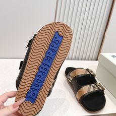 巴宝莉Burberry 经典拖鞋 选用柔软反绒面革面料打造,于意大利工坊精制而成。融入格纹图案压花,搭配 巴宝莉Burberry 经典拖鞋 选用柔软反绒面革面料打造,于意大利工坊精制而成。融入格纹图案压花,搭配