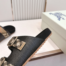 巴宝莉Burberry 经典拖鞋 选用柔软反绒面革面料打造,于意大利工坊精制而成。融入格纹图案压花,搭配 巴宝莉Burberry 经典拖鞋 选用柔软反绒面革面料打造,于意大利工坊精制而成。融入格纹图案压花,搭配