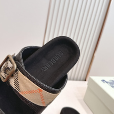 巴宝莉Burberry 经典拖鞋 选用柔软反绒面革面料打造,于意大利工坊精制而成。融入格纹图案压花,搭配 巴宝莉Burberry 经典拖鞋 选用柔软反绒面革面料打造,于意大利工坊精制而成。融入格纹图案压花,搭配