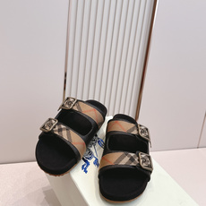 巴宝莉Burberry 经典拖鞋 选用柔软反绒面革面料打造,于意大利工坊精制而成。融入格纹图案压花,搭配 巴宝莉Burberry 经典拖鞋 选用柔软反绒面革面料打造,于意大利工坊精制而成。融入格纹图案压花,搭配