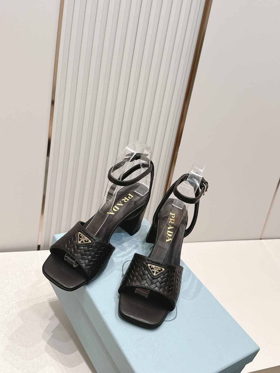 Prada普拉达 新款三角扣凉鞋经典时尚气质简约美 呈现柔美廓形，优雅的当代风格细节尽显活力。搭配大粗跟