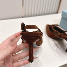 Prada普拉达 新款 蝴蝶结尖头细高跟后空高跟凉鞋绝美尖头跟鞋 时尚界久违的极简之美经典时尚配色 毫不 Prada普拉达 新款 蝴蝶结尖头细高跟后空高跟凉鞋绝美尖头跟鞋 时尚界久违的极简之美经典时尚配色 毫不