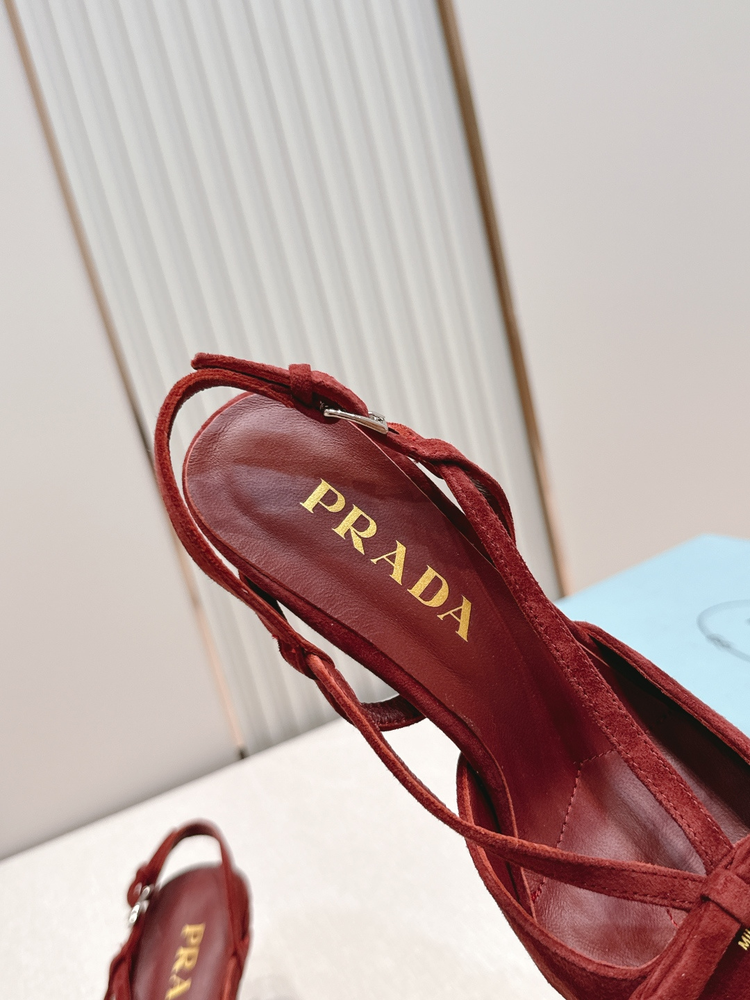 Prada普拉达 新款 蝴蝶结尖头细高跟后空高跟凉鞋绝美尖头跟鞋 时尚界久违的极简之美经典时尚配色 毫不