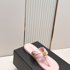 Chanel 香奈儿 2026夏季新款夹趾人字拖鞋系列 真皮大底休闲沙滩夹脚凉拖鞋小香夏日系列,设计简约 Chanel 香奈儿 2026夏季新款夹趾人字拖鞋系列 真皮大底休闲沙滩夹脚凉拖鞋小香夏日系列,设计简约