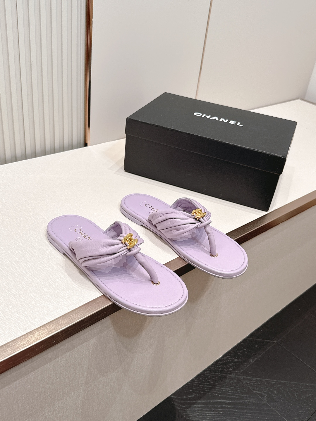 NO:868084,P Chanel 2026 new summer flip-flops series, genuine leather outsole casual beach flip-flops, Xiaoxiang summer series, simple and elegant design, and super comfortable to wear, it is simply a must-have artifact for summer!  It goes well with any clothes and is a perfect fashion item!  Sheepskin upper, sheepskin lining, genuine leather outsole, size 35-39 (40, 41, split-toe shoes, chanel, chanel, slippers, sheepskin, Leather soles19860909P Chanel 香奈儿 2026夏季新款夹趾人字拖鞋系列 真皮大底休闲沙滩夹脚凉拖鞋 小香夏日系列,设计简约大方,而且穿起来超级舒服,简直就是夏日必备神器！搭配任何衣服都毫不违和,妥妥的时尚单品！ 鞋面羊皮 内里垫脚羊皮 鞋底真皮大底 码数35-39（40,41,分趾鞋,chanel,chanel,slippers,sheepskin,Leather soles,Women's Shoes