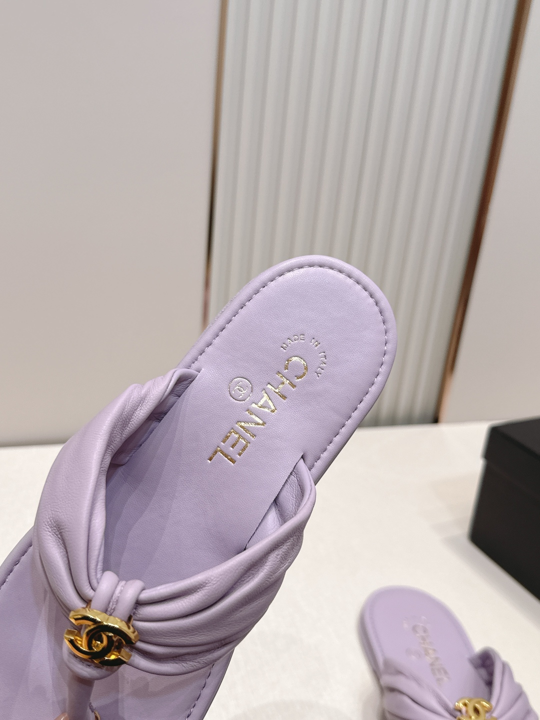 Chanel 香奈儿 2026夏季新款夹趾人字拖鞋系列 真皮大底休闲沙滩夹脚凉拖鞋小香夏日系列,设计简约 Chanel 香奈儿 2026夏季新款夹趾人字拖鞋系列 真皮大底休闲沙滩夹脚凉拖鞋小香夏日系列,设计简约