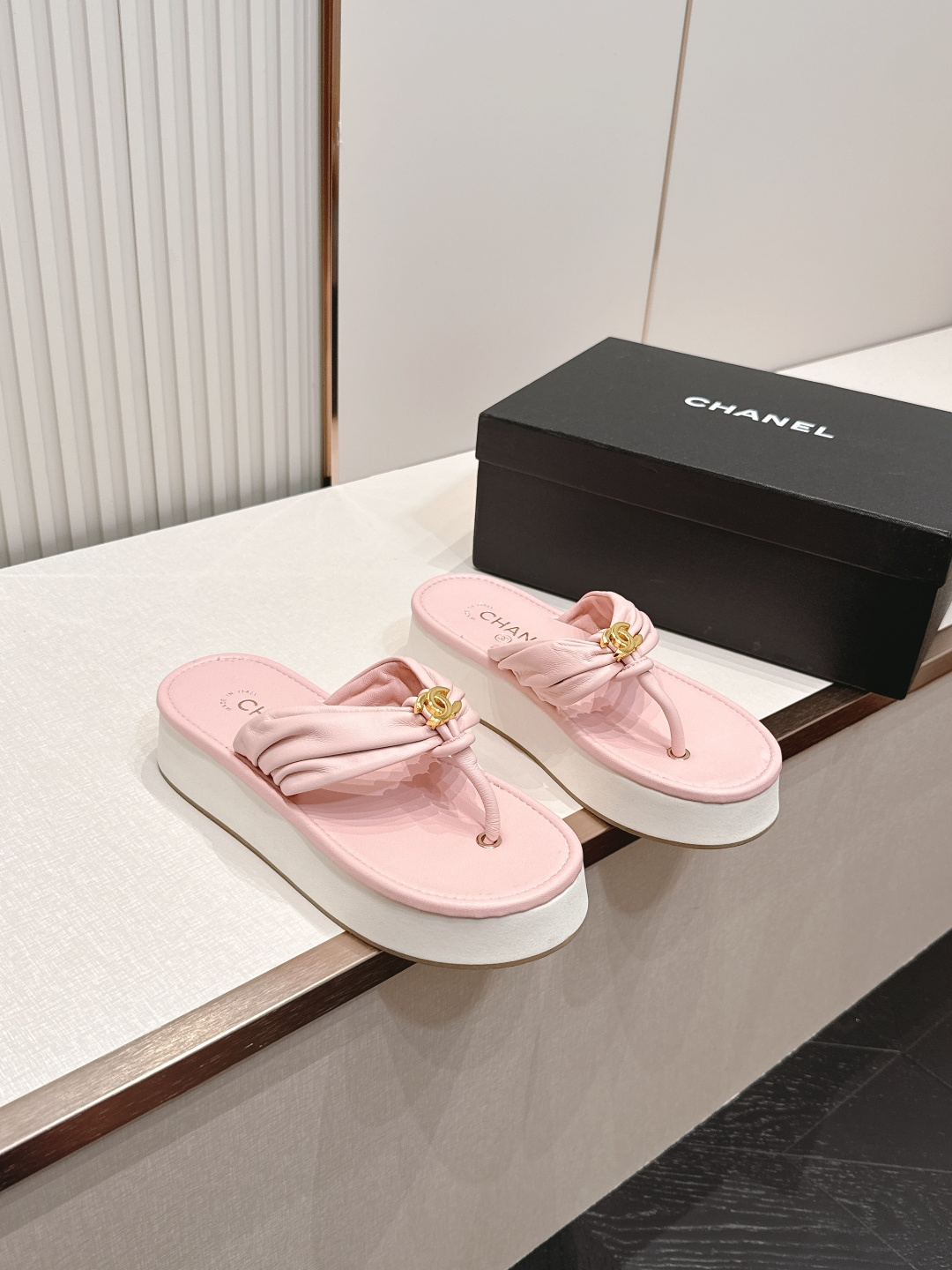 Chanel 香奈儿 2026夏季新款夹趾人字拖鞋系列 发泡厚底休闲沙滩夹脚凉拖鞋小香夏日系列，设计简约