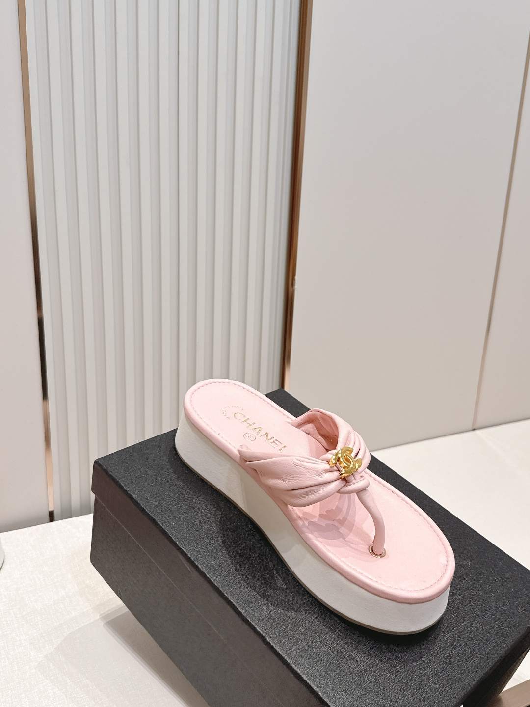 Chanel 香奈儿 2026夏季新款夹趾人字拖鞋系列 发泡厚底休闲沙滩夹脚凉拖鞋小香夏日系列,设计简约 Chanel 香奈儿 2026夏季新款夹趾人字拖鞋系列 发泡厚底休闲沙滩夹脚凉拖鞋小香夏日系列,设计简约