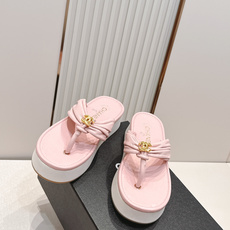 Chanel 香奈儿 2026夏季新款夹趾人字拖鞋系列 发泡厚底休闲沙滩夹脚凉拖鞋小香夏日系列,设计简约 Chanel 香奈儿 2026夏季新款夹趾人字拖鞋系列 发泡厚底休闲沙滩夹脚凉拖鞋小香夏日系列,设计简约