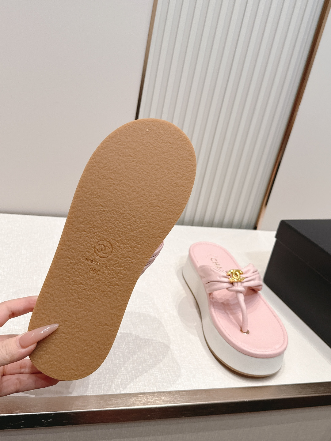Chanel 香奈儿 2026夏季新款夹趾人字拖鞋系列 发泡厚底休闲沙滩夹脚凉拖鞋小香夏日系列,设计简约 Chanel 香奈儿 2026夏季新款夹趾人字拖鞋系列 发泡厚底休闲沙滩夹脚凉拖鞋小香夏日系列,设计简约