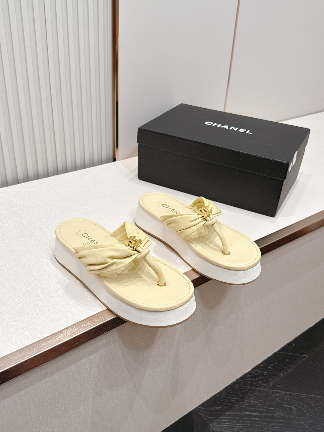 NO:868093,P Chanel 2026 new summer flip-flops series, foam thick-soled casual beach flip-flops, Xiaoxiang summer series, simple and elegant design, and super comfortable to wear, it is simply a must-have artifact for summer!  It goes well with any clothes and is a perfect fashion item!  Sheepskin upper, sheepskin lining, lightweight foam sole, size 35-39 (40, 41, split-toe shoes, chanel, chanel, slippers, sheepskin19860909P Chanel 香奈儿 2026夏季新款夹趾人字拖鞋系列 发泡厚底休闲沙滩夹脚凉拖鞋 小香夏日系列,设计简约大方,而且穿起来超级舒服,简直就是夏日必备神器！搭配任何衣服都毫不违和,妥妥的时尚单品！ 鞋面羊皮 内里垫脚羊皮 鞋底轻便发泡底 码数35-39（40,41,分趾鞋,chanel,chanel,slippers,sheepskin,Women's Shoes