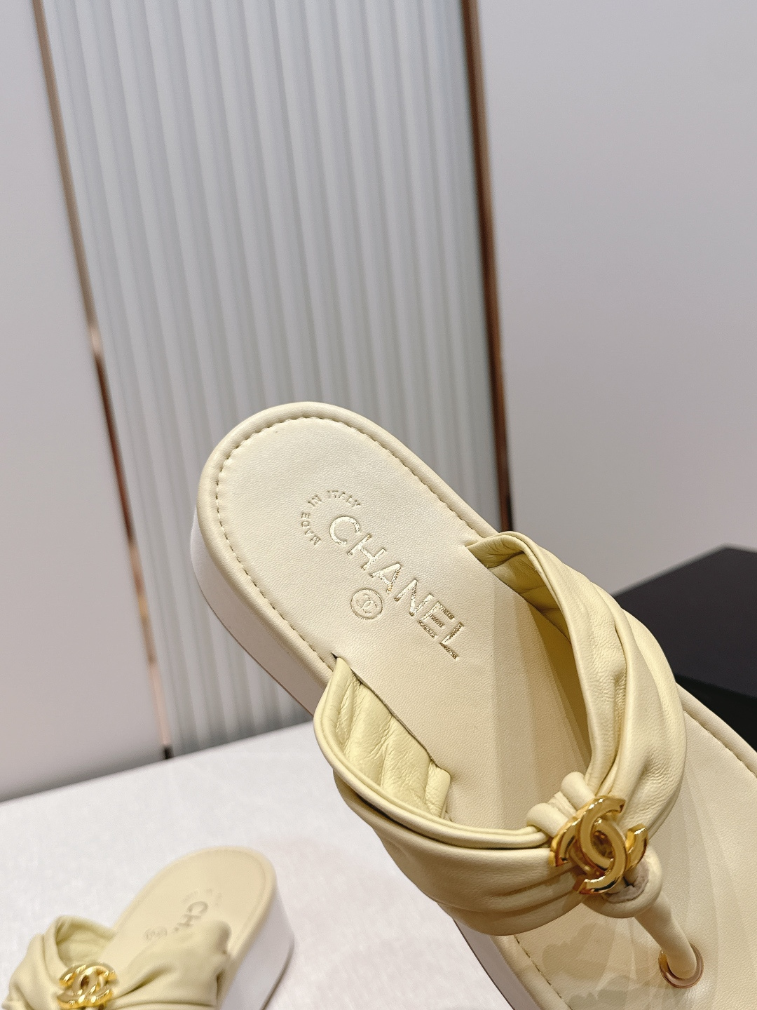 Chanel 香奈儿 2026夏季新款夹趾人字拖鞋系列 发泡厚底休闲沙滩夹脚凉拖鞋小香夏日系列,设计简约 Chanel 香奈儿 2026夏季新款夹趾人字拖鞋系列 发泡厚底休闲沙滩夹脚凉拖鞋小香夏日系列,设计简约