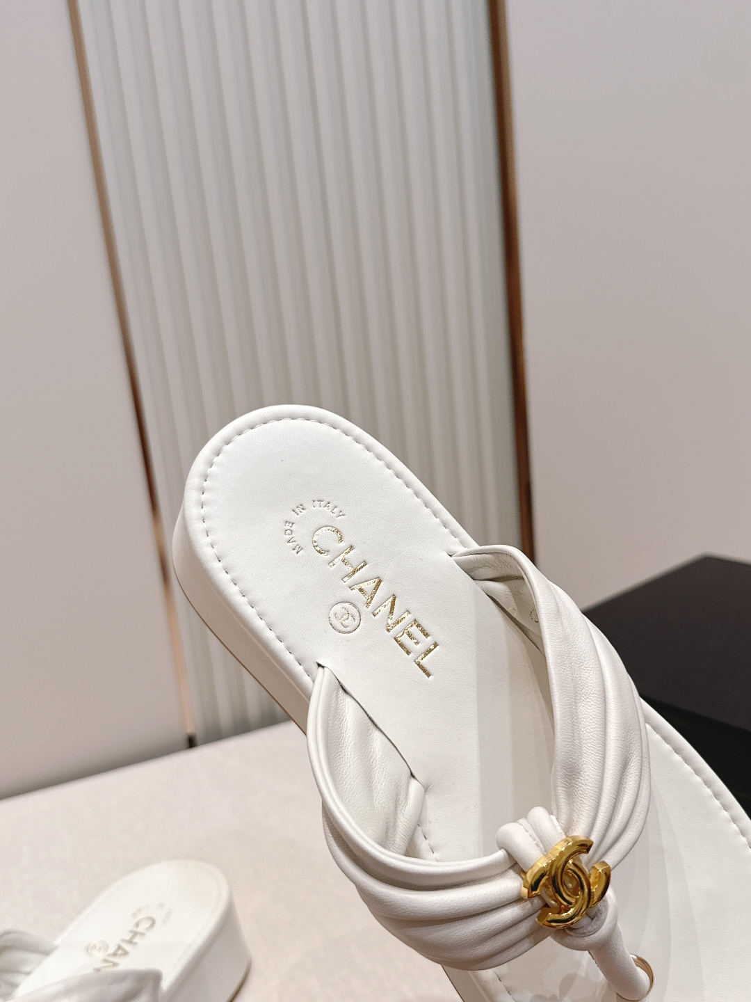 Chanel 香奈儿 2026夏季新款夹趾人字拖鞋系列 发泡厚底休闲沙滩夹脚凉拖鞋小香夏日系列，设计简约