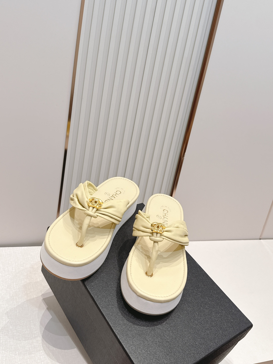 Chanel 香奈儿 2026夏季新款夹趾人字拖鞋系列 发泡厚底休闲沙滩夹脚凉拖鞋小香夏日系列,设计简约 Chanel 香奈儿 2026夏季新款夹趾人字拖鞋系列 发泡厚底休闲沙滩夹脚凉拖鞋小香夏日系列,设计简约