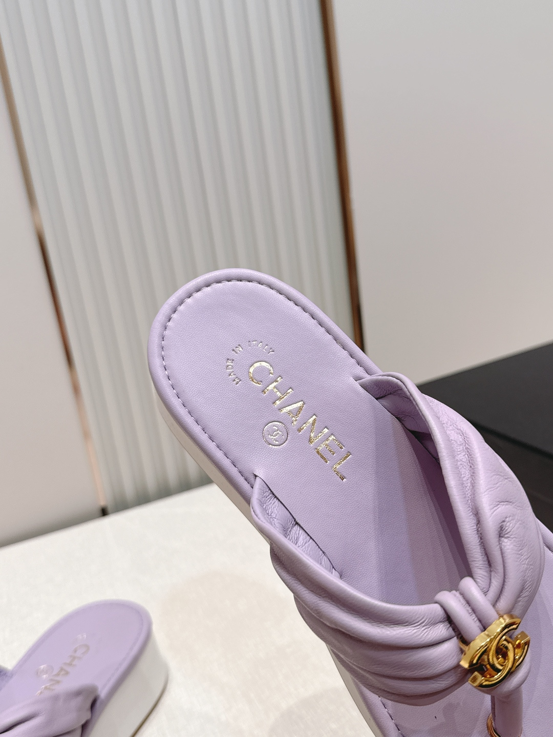 Chanel 香奈儿 2026夏季新款夹趾人字拖鞋系列 发泡厚底休闲沙滩夹脚凉拖鞋小香夏日系列,设计简约 Chanel 香奈儿 2026夏季新款夹趾人字拖鞋系列 发泡厚底休闲沙滩夹脚凉拖鞋小香夏日系列,设计简约