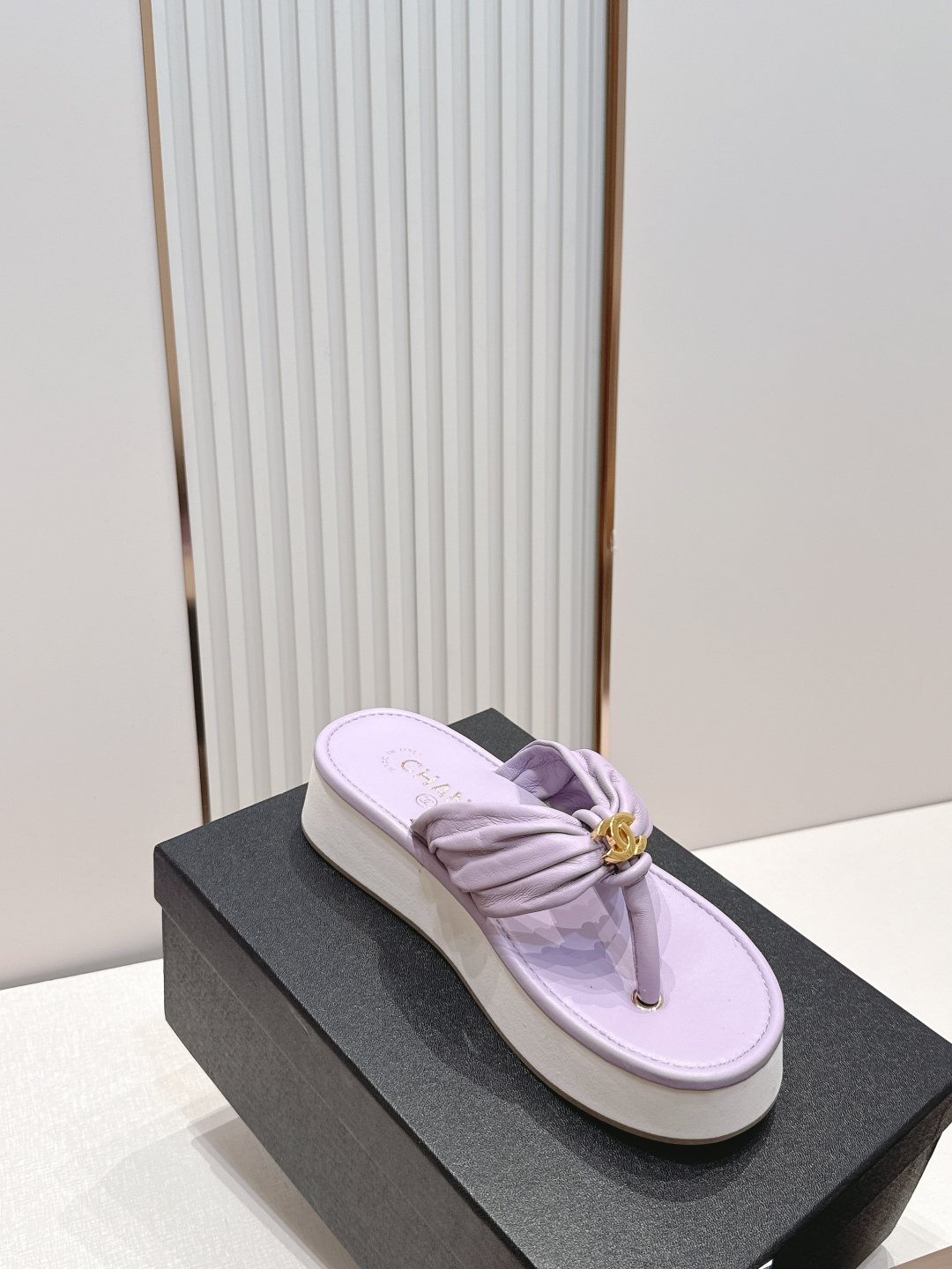 Chanel 香奈儿 2026夏季新款夹趾人字拖鞋系列 发泡厚底休闲沙滩夹脚凉拖鞋小香夏日系列,设计简约 Chanel 香奈儿 2026夏季新款夹趾人字拖鞋系列 发泡厚底休闲沙滩夹脚凉拖鞋小香夏日系列,设计简约