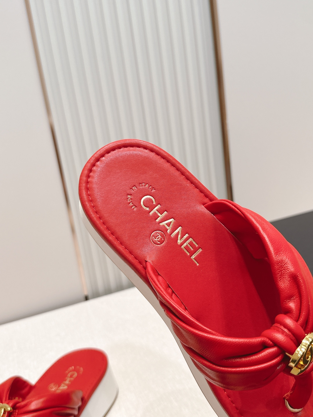 Chanel 香奈儿 2026夏季新款夹趾人字拖鞋系列 发泡厚底休闲沙滩夹脚凉拖鞋小香夏日系列，设计简约