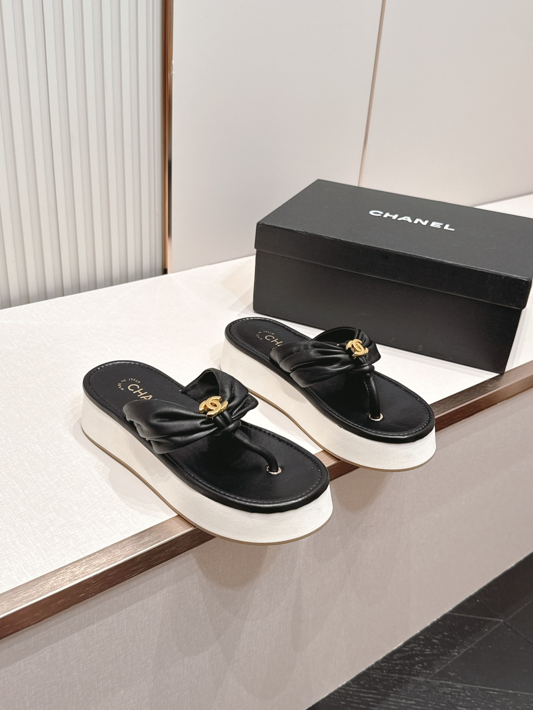 NO:869901,, Chanel Chanel 2026 new summer flip-flops series, genuine leather outsole casual beach flip-flops, Xiaoxiang summer series, simple and elegant design, and super comfortable to wear, it is simply a must-have artifact for summer!  It goes well with any clothes and is a perfect fashion item!  Imported sheepskin upper, customized sheepskin lining, genuine leather outsole, size 35-39 (40.41 customized, non-refundable), split-toe shoes, chanel, chanel, slippers, sheepskin, Leather soles19860909,Chanel 香奈儿 2026夏季新款夹趾人字拖鞋系列 真皮大底休闲沙滩夹脚凉拖鞋 小香夏日系列,设计简约大方,而且穿起来超级舒服,简直就是夏日必备神器！搭配任何衣服都毫不违和,妥妥的时尚单品！ 鞋面进口羊皮 内里定制羊皮 大底真皮大底 码数35-39（40.41定制不退换）,分趾鞋,chanel,chanel,slippers,sheepskin,Leather soles,Women's Shoes