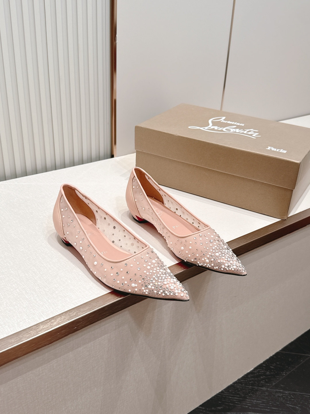 🆑 顶级版平底款 Christian Louboutin | 2026s𝐒网纱水钻尖头红底鞋💎新款网纱烫