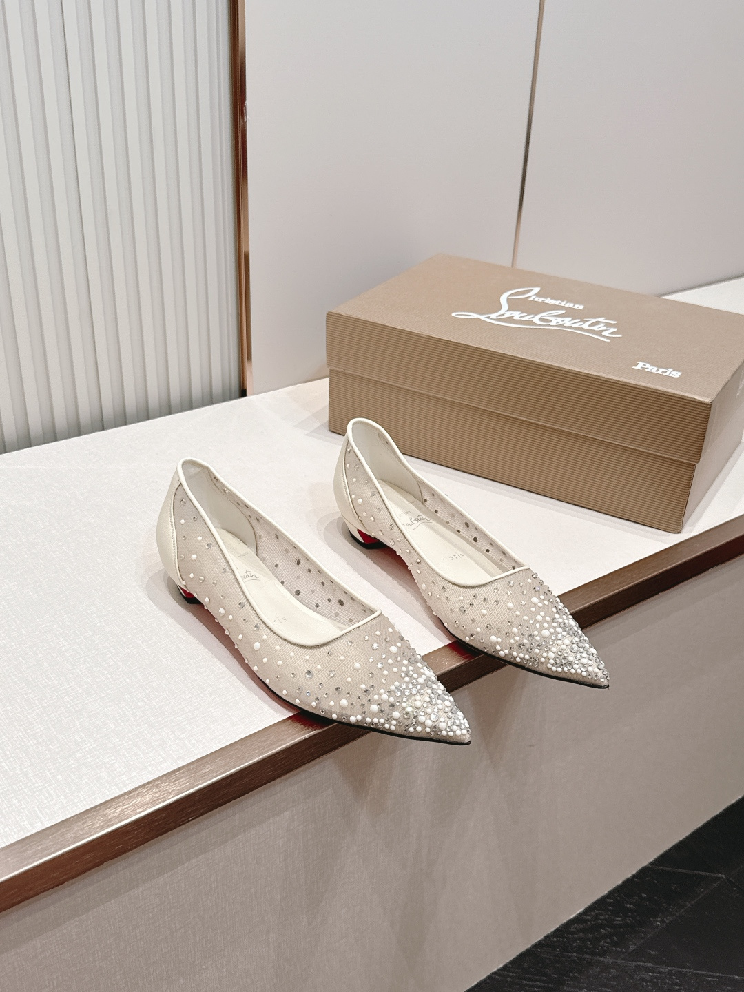 🆑 顶级版平底款 Christian Louboutin | 2026s𝐒网纱水钻尖头红底鞋💎新款网纱烫
