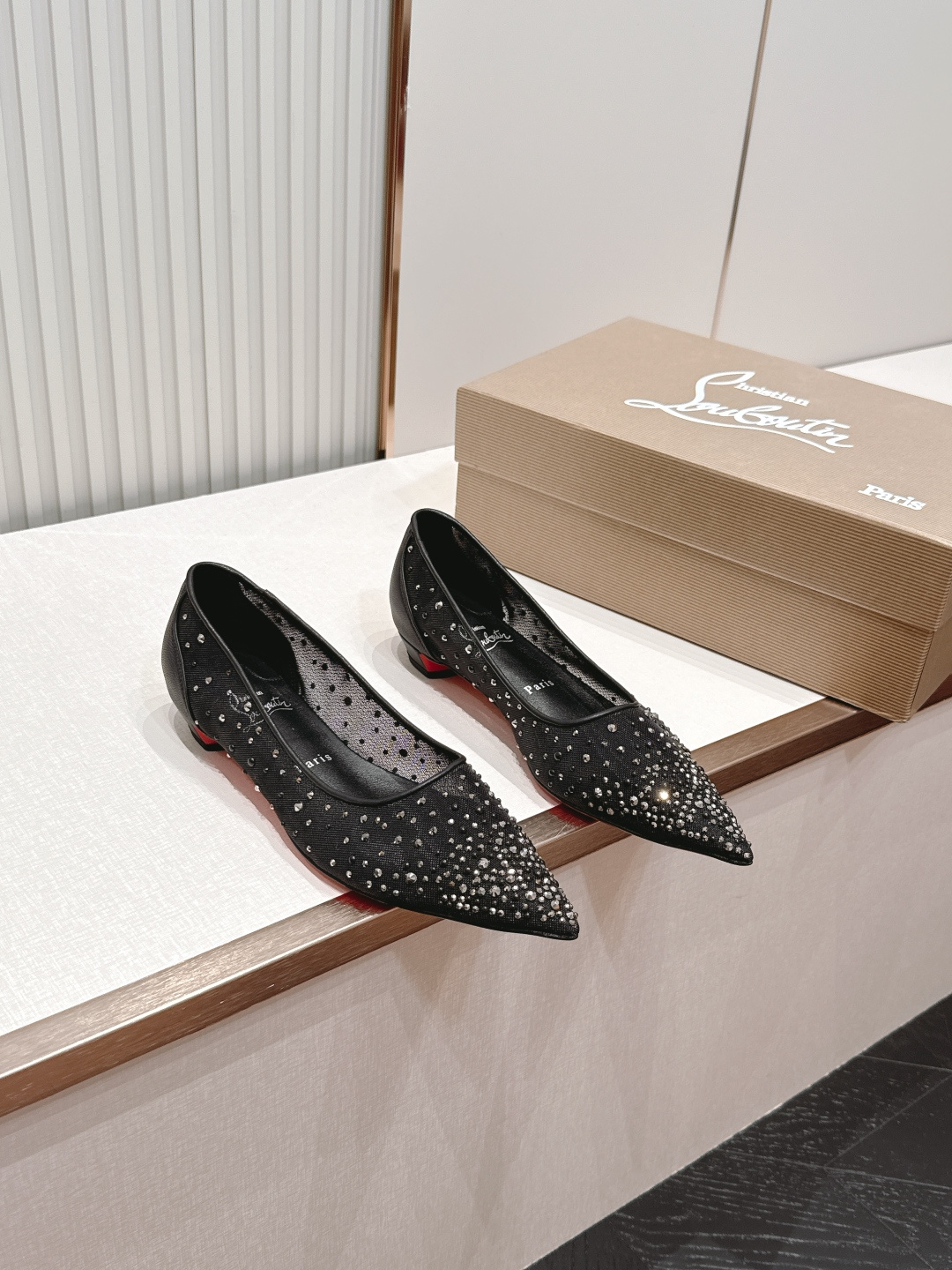 NO:868066,Top version, flat-soled model, Christian Louboutin | 2026s mesh rhinestone pointed toe red-soled shoes. The new mesh rhinestone hot rhinestone series uses a light and breathable see-through mesh base with the same color binding, which brings a hazy fairy atmosphere. At the same time, it visually weakens the heaviness of the feet and makes them appear slimmer.  The whole body of the shoe is hand-stacked with gradient rhinestones of varying sizes. The drill points are dense and dense, reflecting a delicate luster under the light. They are exquisite and not exaggerated, taking into account both a sense of luxury and daily adaptability. The classic pointed toe + ultra-thin high-heeled version accurately elongates the leg line; the heel is the brand's iconic red patent leather sole, making it more recognizable. The slender heel design combines elegance and aura. The inner lining is grained pearlescent sheepskin, and the outsole is original imported AR1 top-quality leather outsole.  Size34-43 '34.40.41.42.43 Customized and non-returnable' Color: 5 colors Heel height about 2.5cm Packaging top-quality original box, bag, card, handbag Tianpi, single shoes, christian louboutin, christian louboutin, sheepskin, Leather soles19860909顶级版 平底款 Christian Louboutin | 2026s网纱水钻尖头红底鞋 新款网纱烫钻系列 采用轻薄透气的透视网纱基底,搭配同色系包边,自带朦胧仙气,同时视觉上弱化脚部厚重感,更显纤细. 全鞋身手工错落镶嵌大小渐变水钻,钻点疏密有致,在灯光下折射出细腻光泽,精致不浮夸,兼顾高级感与日常适配度,经典尖头+超细高跟版型,精准拉长腿部线条；后跟为品牌标志性正红漆皮鞋底,辨识度拉满,细跟设计兼顾优雅与气场. 内里粒面珠光羊皮里 大底原版进口AR1顶级真皮大底 Size34-43「34.40.41.42.43订做不退换」 Color: 5个配色 跟高约2.5cm 包装顶级原版盒、布袋、卡片、手提袋 天皮,单鞋,christian louboutin,christian louboutin,sheepskin,Leather soles,Women's Shoes