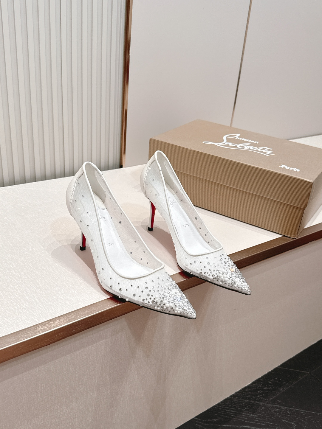🆑 顶级版 Christian Louboutin | 2026s𝐒网纱水钻尖头红底高跟鞋💎早春新款网纱