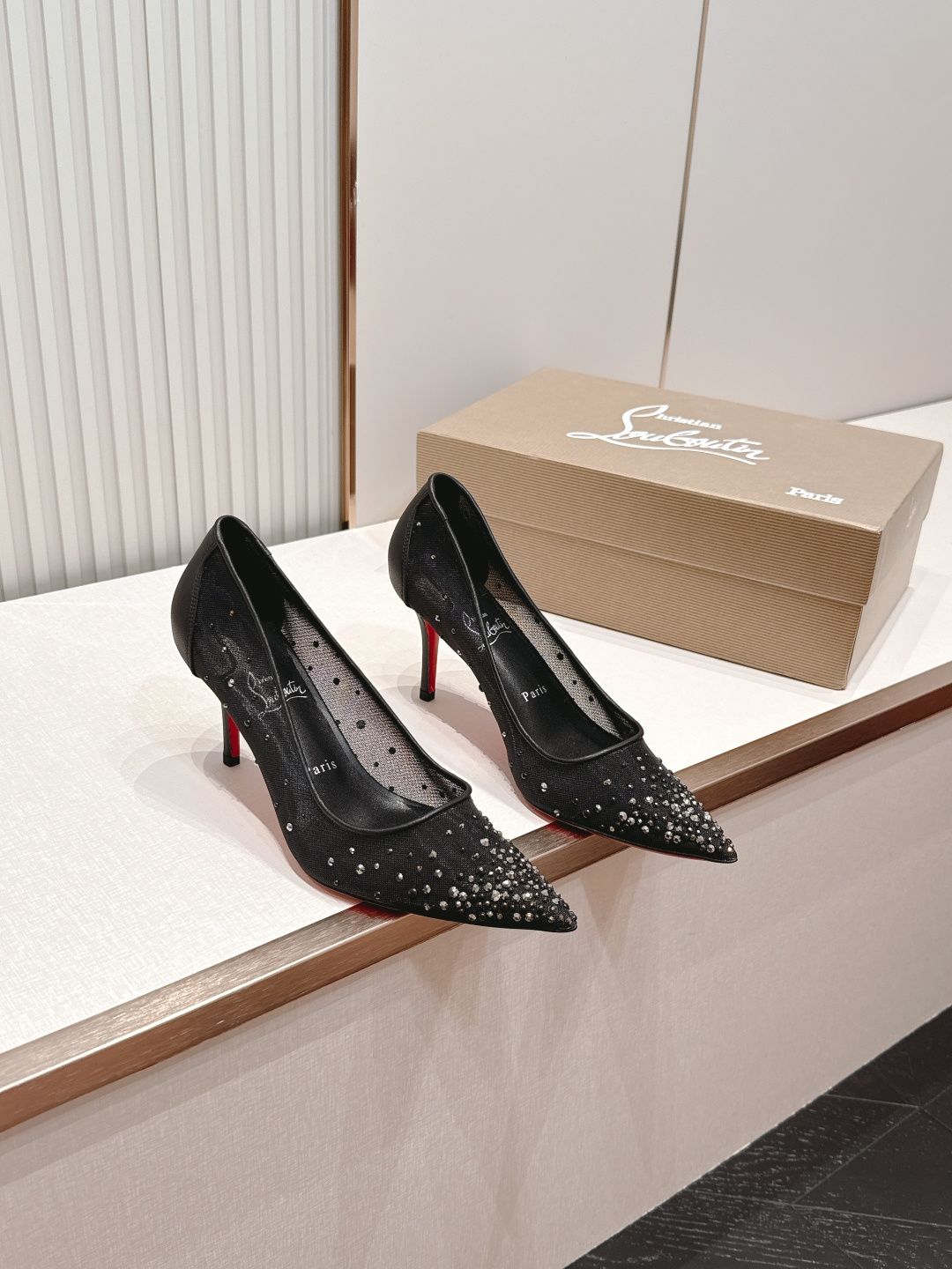 🆑 顶级版 Christian Louboutin | 2026s𝐒网纱水钻尖头红底高跟鞋💎早春新款网纱