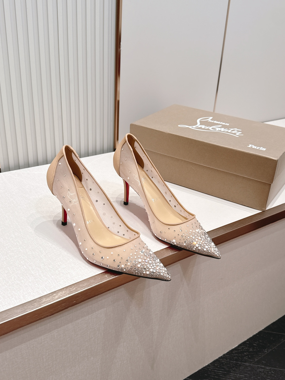 🆑 顶级版 Christian Louboutin | 2026s𝐒网纱水钻尖头红底高跟鞋💎早春新款网纱