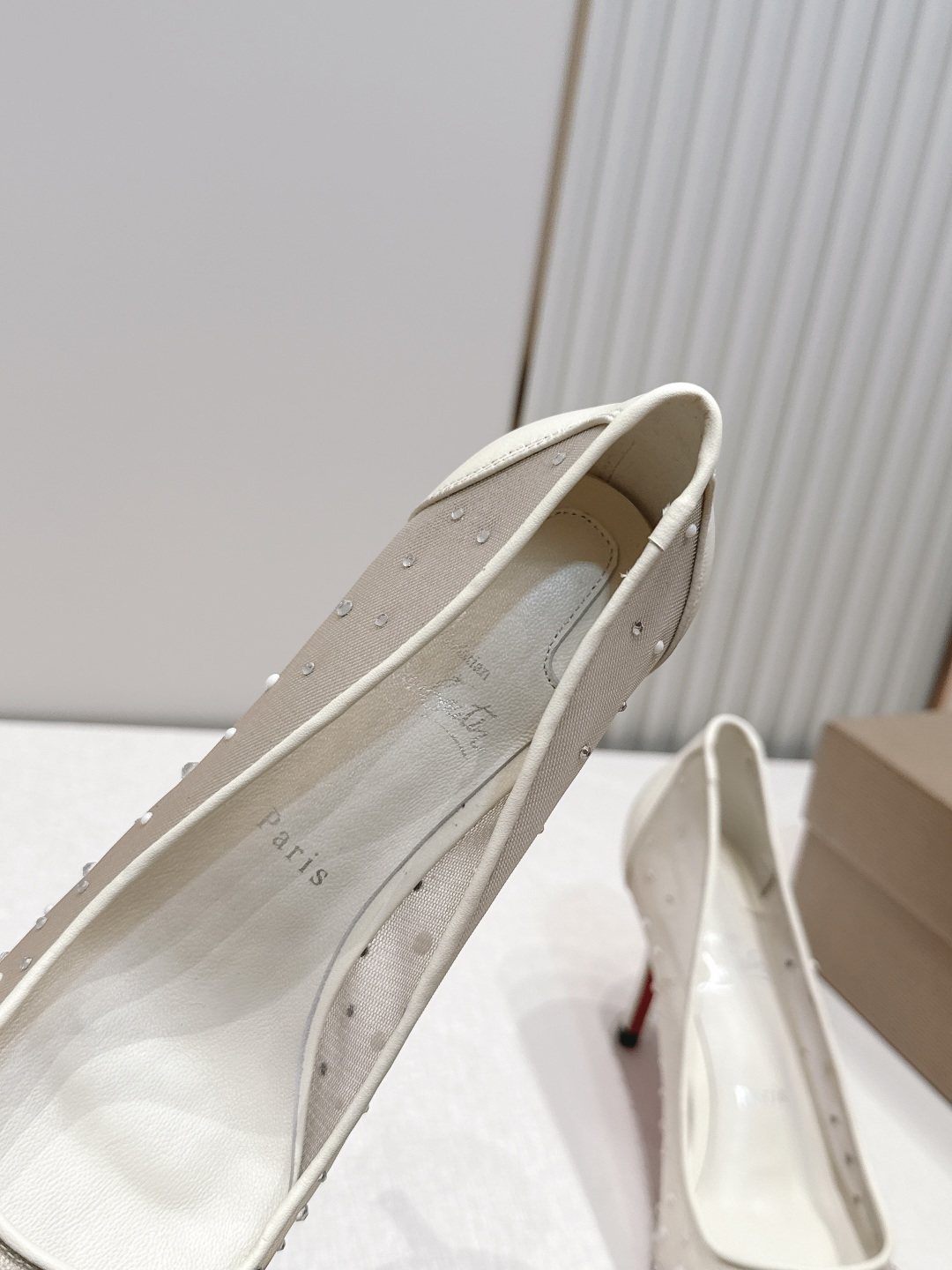 🆑 顶级版 Christian Louboutin | 2026s𝐒网纱水钻尖头红底高跟鞋💎早春新款网纱